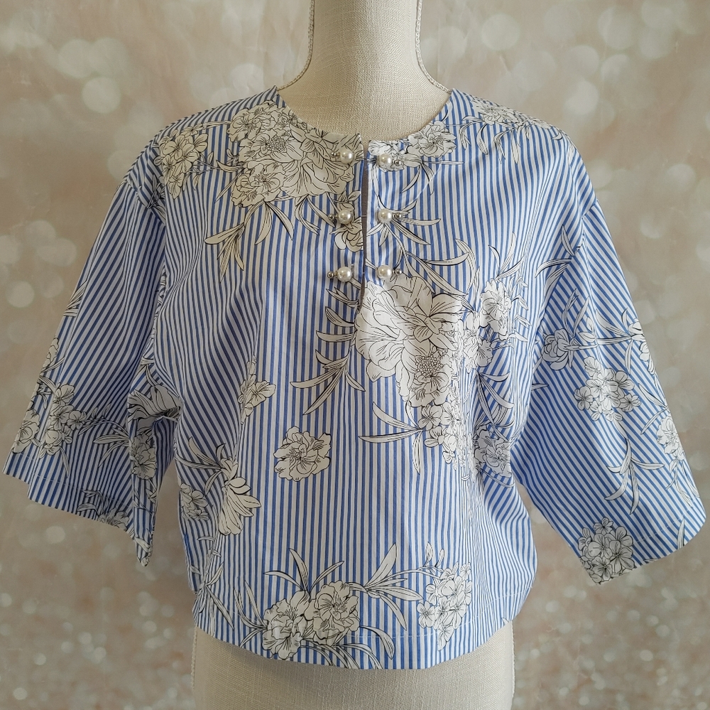 NWOT Elegant and Fun Pearl Buttoned Top